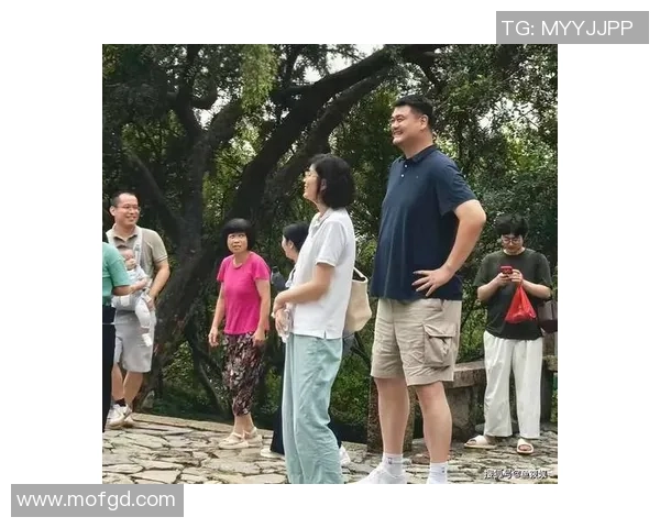 姚明归乡探亲之旅重温故土情怀与家人团聚的温馨时刻