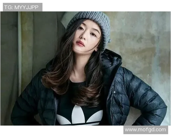 全智贤与足球明星同框合影展现运动与时尚的完美结合