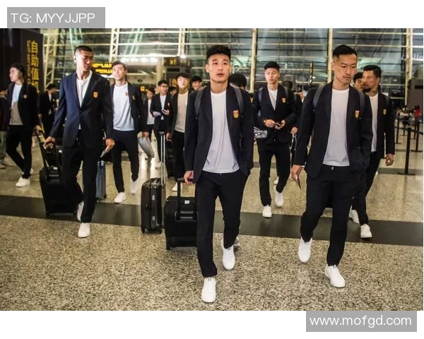 足球明星优雅现身机场西装造型引领时尚潮流瞬间吸引众人目光