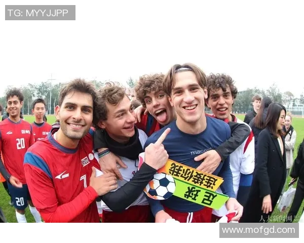 足球明星们精彩瞬间高清合影展现球场魅力与友谊的完美结合